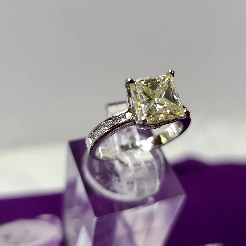 Moissanite gorgeous 65